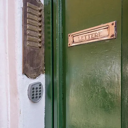 Intimo Ed Eclettico A Trastevere Apartment